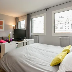 Nicely Decorated Modern Studio Near The Eiffel Tower - - Welkeys Paris